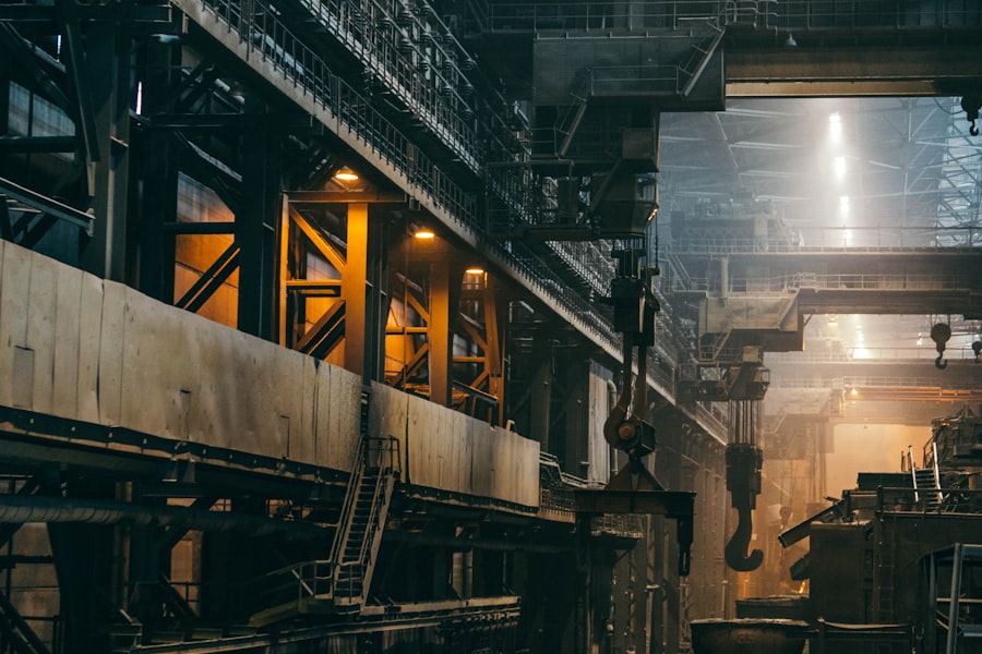 Industrieanlage mit Kranhaken in einem Stahlwerk