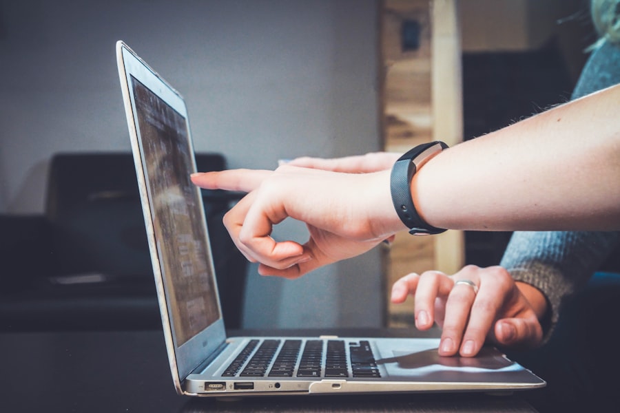Mitarbeiter bestellt über ein Laptop-Portal