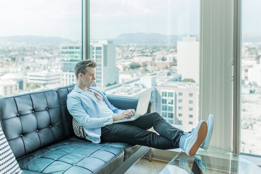 Person arbeitet entspannt am Laptop mit Blick über die Stadt