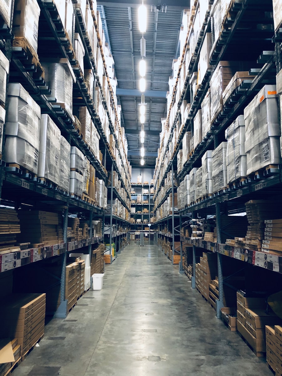 Pakete im Versandlager, bereit für Rücksendung