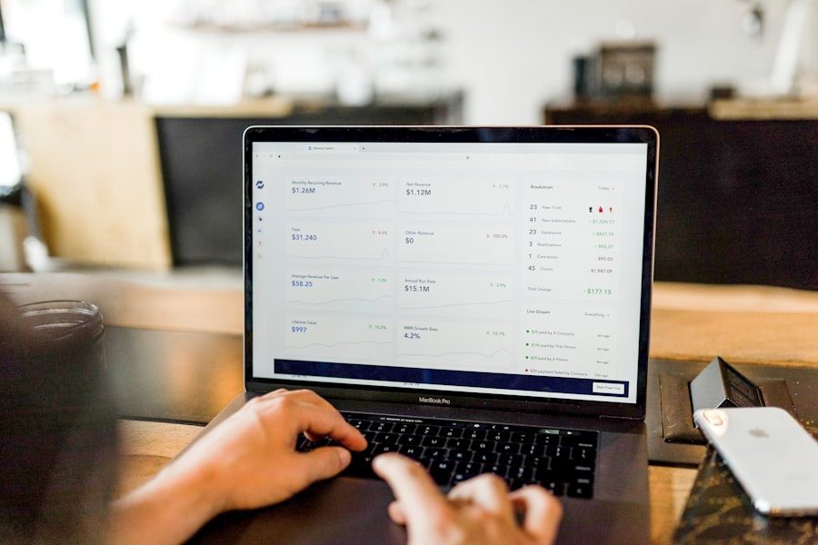 Person prüft Finanzkennzahlen auf einem MacBook Pro
