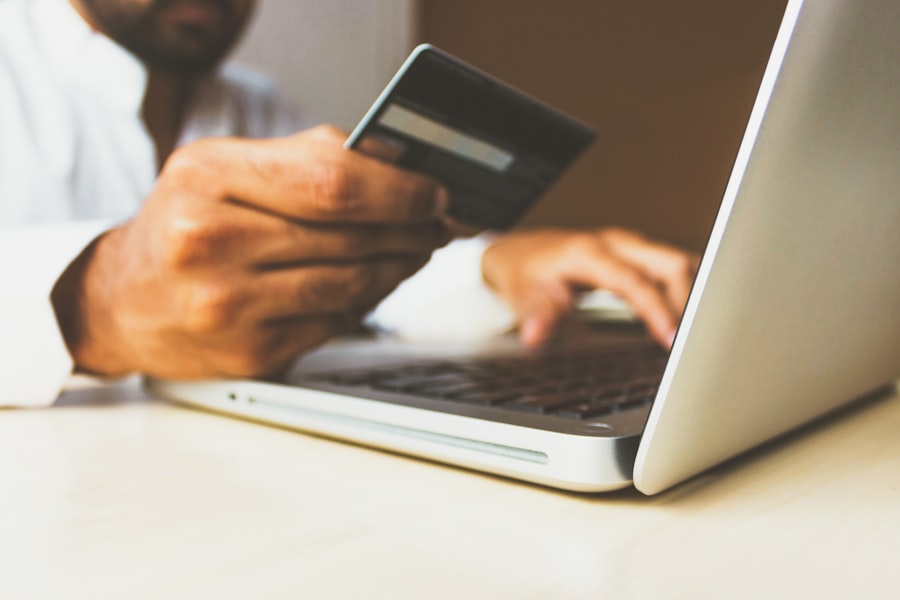 Online-Bezahlung mit Kreditkarte am Laptop