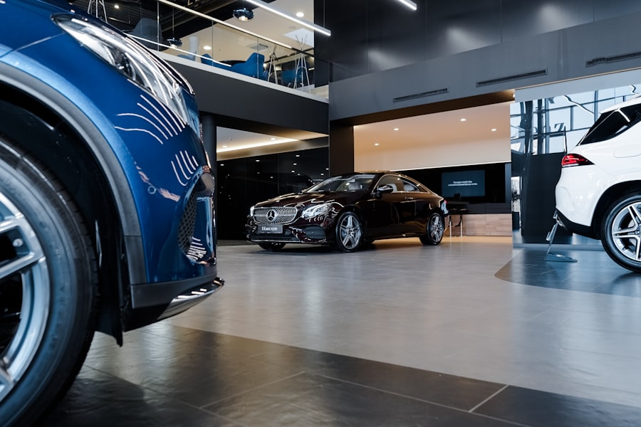 Modernes Autohaus mit Fahrzeugen im Showroom
