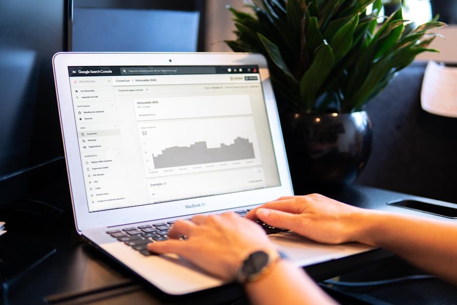 Person prüft die Google Search Console auf einem MacBook