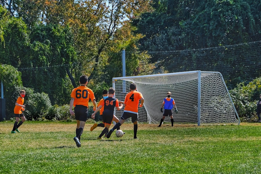 Kinder beim Fußballtraining auf dem Sportplatz