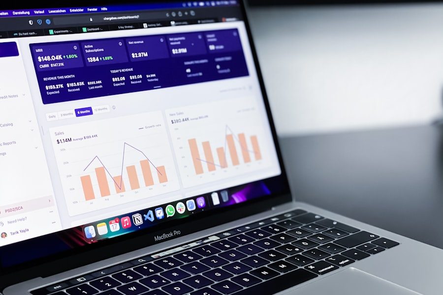 Laptop zeigt ein Umsatz-Dashboard mit Verkaufszahlen