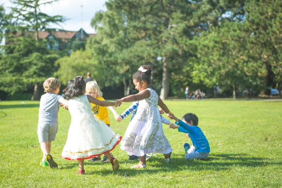 Kinder spielen gemeinsam im Kreis auf einer Wiese