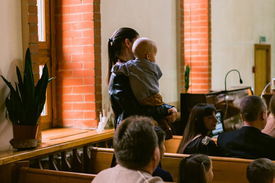 Gemeindemitglieder sitzen gemeinsam in den Kirchenbänken