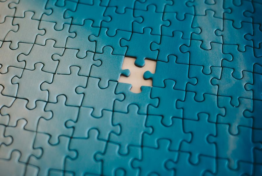 Blaues Puzzle mit einem fehlenden Teil als Sinnbild für die Integrationsschicht zwischen SAP-Systemen und der SAP Business Technology Platform