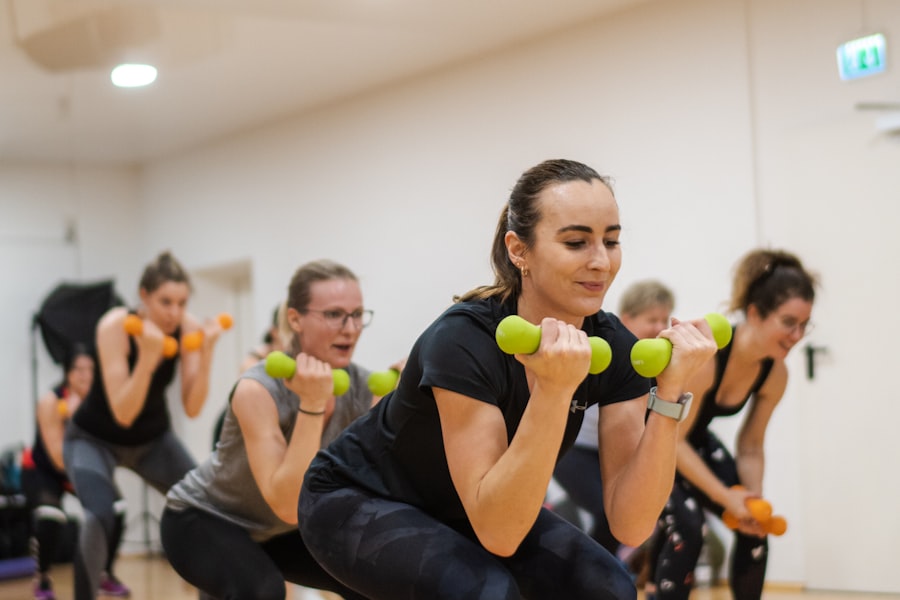 Gruppe beim Fitnesskurs mit Kurzhanteln
