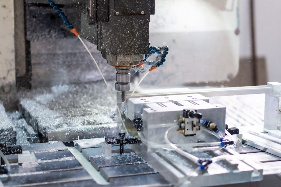 CNC-Fräsmaschine bei der Bearbeitung eines Werkstücks