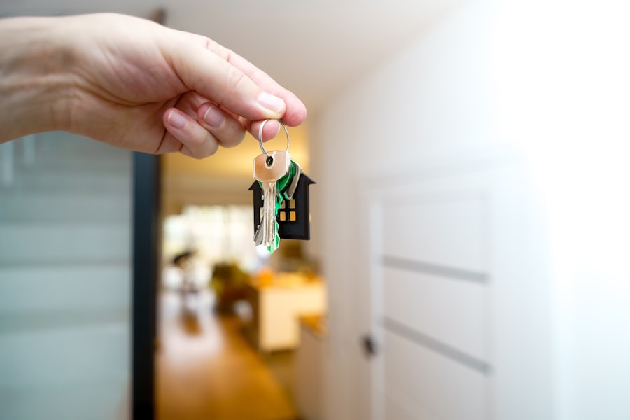 Vermieter übergibt Wohnungsschlüssel an einen neuen Mieter